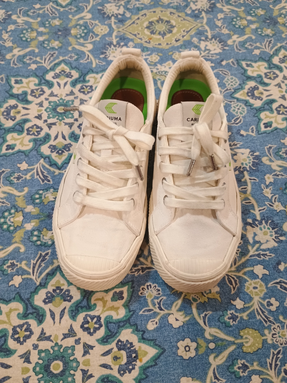 Cariuma White Canvas Low-Top Sneakers